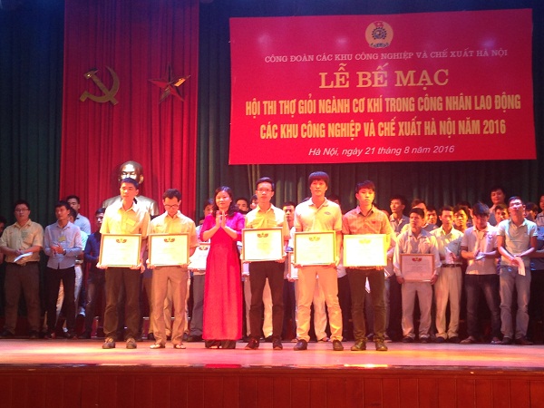 Zamil Steel Buildings Vietnam employee received award "excellent worker families 2012"